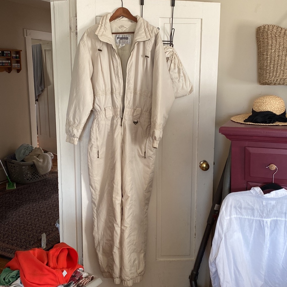 FERA Skiwear 1 piece cream colored snowsuit